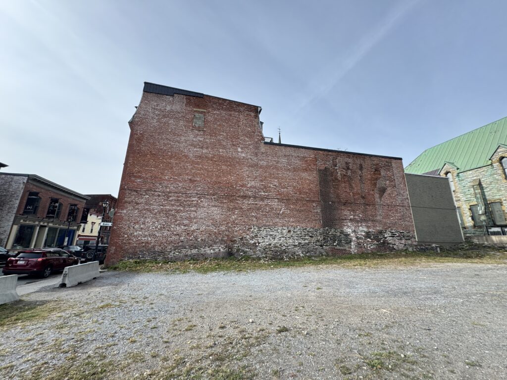 And building interesting skills some of the construction with Fieldstone and the rest is with Stan red brick see where a window has been filled in overtime