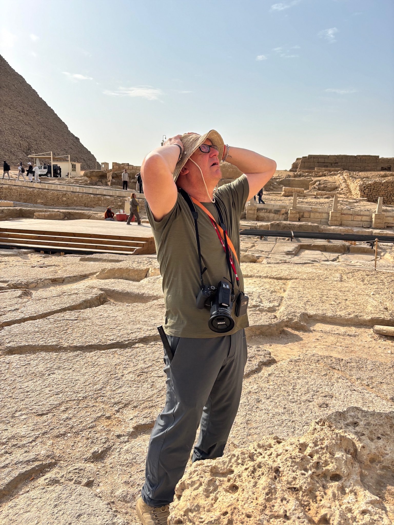 Michael stands in front of the great pyramid of geezer. He sent it in the photo on the pyramid of Kafre is behind him. He's looking up in all of the pyramid in front of him to look on his face his priceless he has realised his dream.